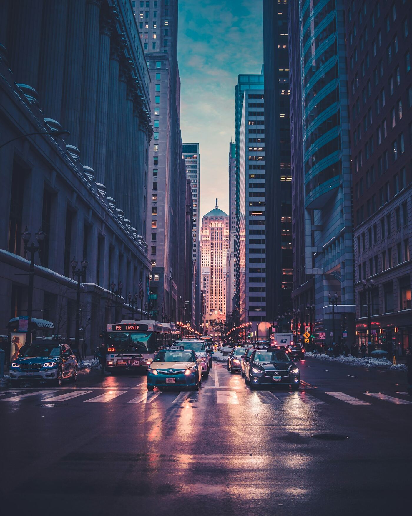 Avenida urbana entre edificios al atardecer